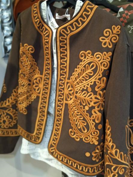 LABERINTO. CHAQUETA MARRON BORDADA