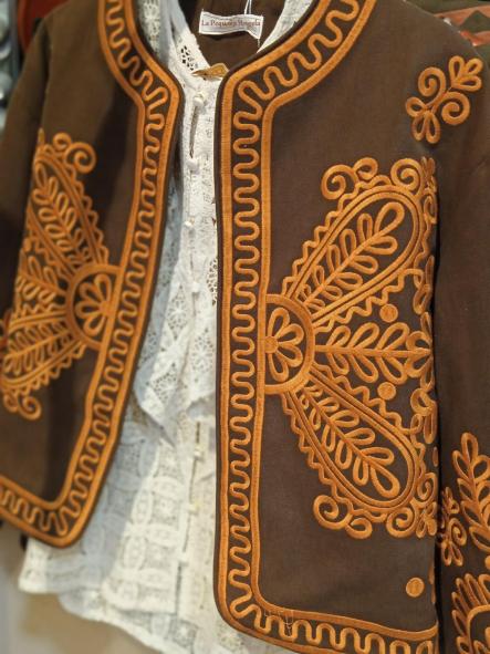 LABERINTO. CHAQUETA MARRON BORDADA [2]