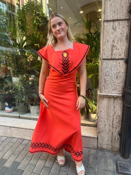 GRECIA. VESTIDO NARANJA CON BORDAD0