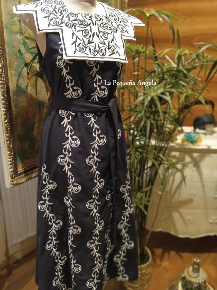 MEDITERRANO. VESTIDO MARINO CON CUELLO BLANCO