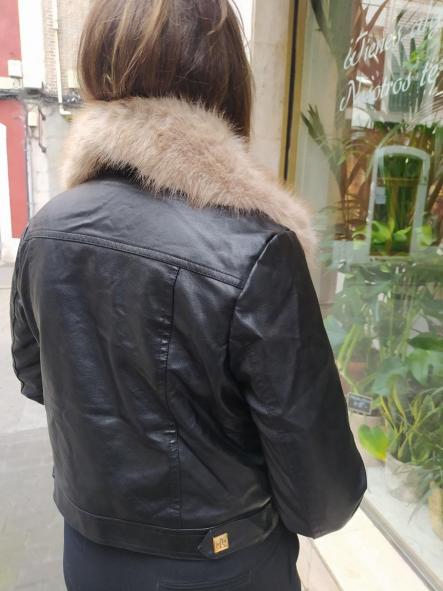 NIEBLA. BOMBER NEGRA. CUELLOS Y PUÑOS DESMONTABLES [1]