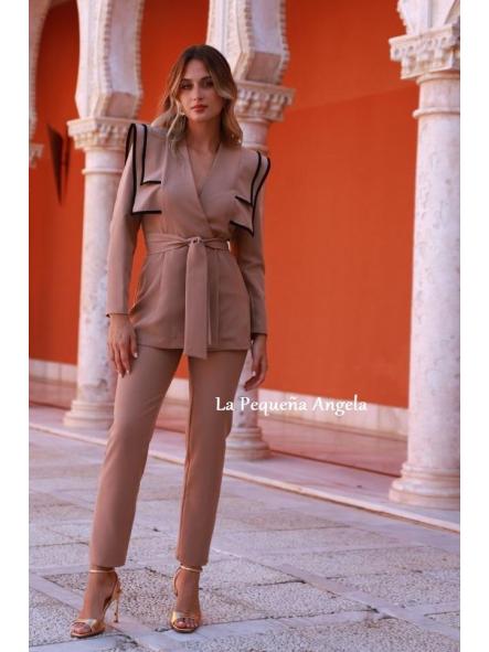 PETRA. TRAJE CAMEL [1]