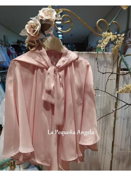 579813H CAPA ROSA SATINADA CON CAPUCHA. AMAYA FASHION FORD KIDS