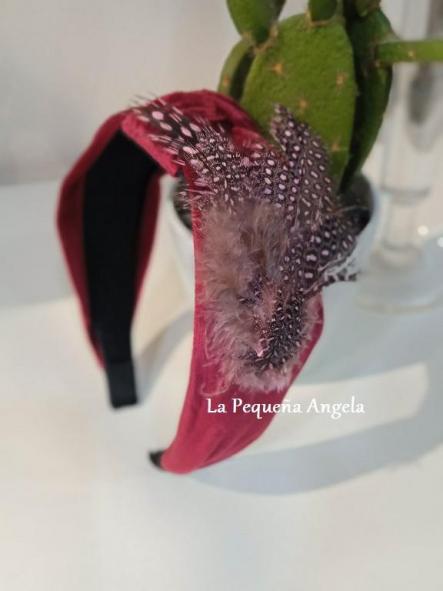 DDPLUMAS. DIADEMA NUDO COLOR VINO CON PLUMAS