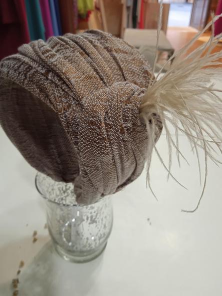 EL11 CORONA MUJER MARRON CON NUDO Y PLUMAS