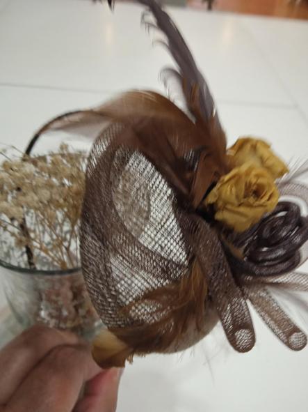 EL13 TOCADO PELO MARRON CON PLUMAS [1]