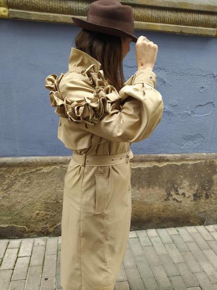 SETENIL. GABARDINA CAMEL