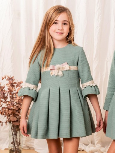 Nekenia Vestido Infantil Piqué Verde Falda Tablas Detalles Dorados Manga Francesa 2311827 