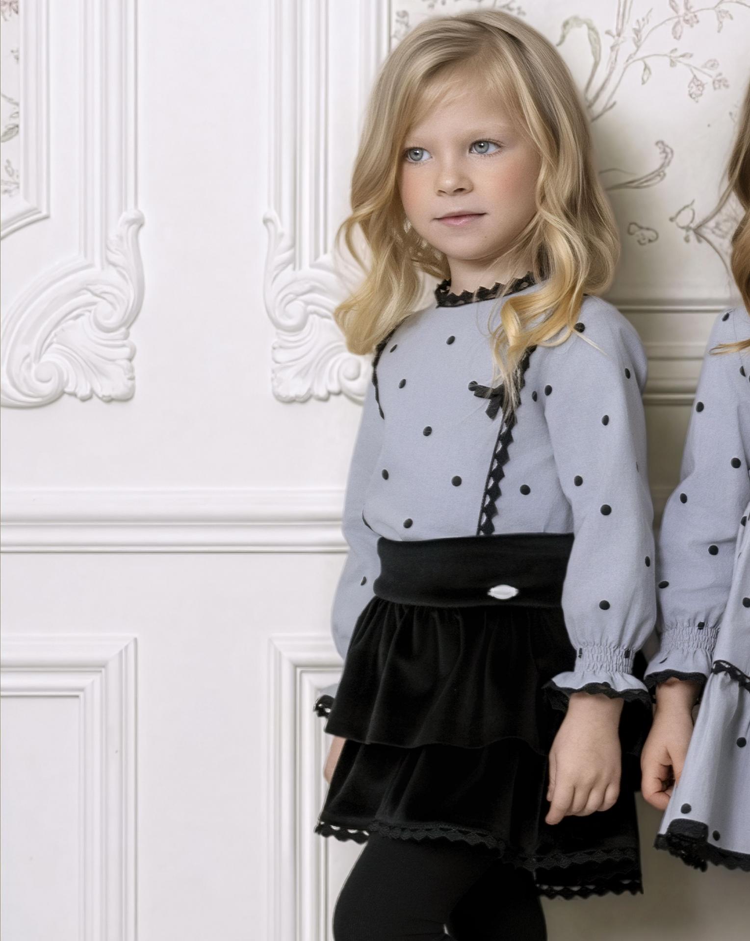 Miranda Conjunto Infantil Blusa Gris Topos Negros Puntilla Falda Volantes Negra "Cruella" 0224/23