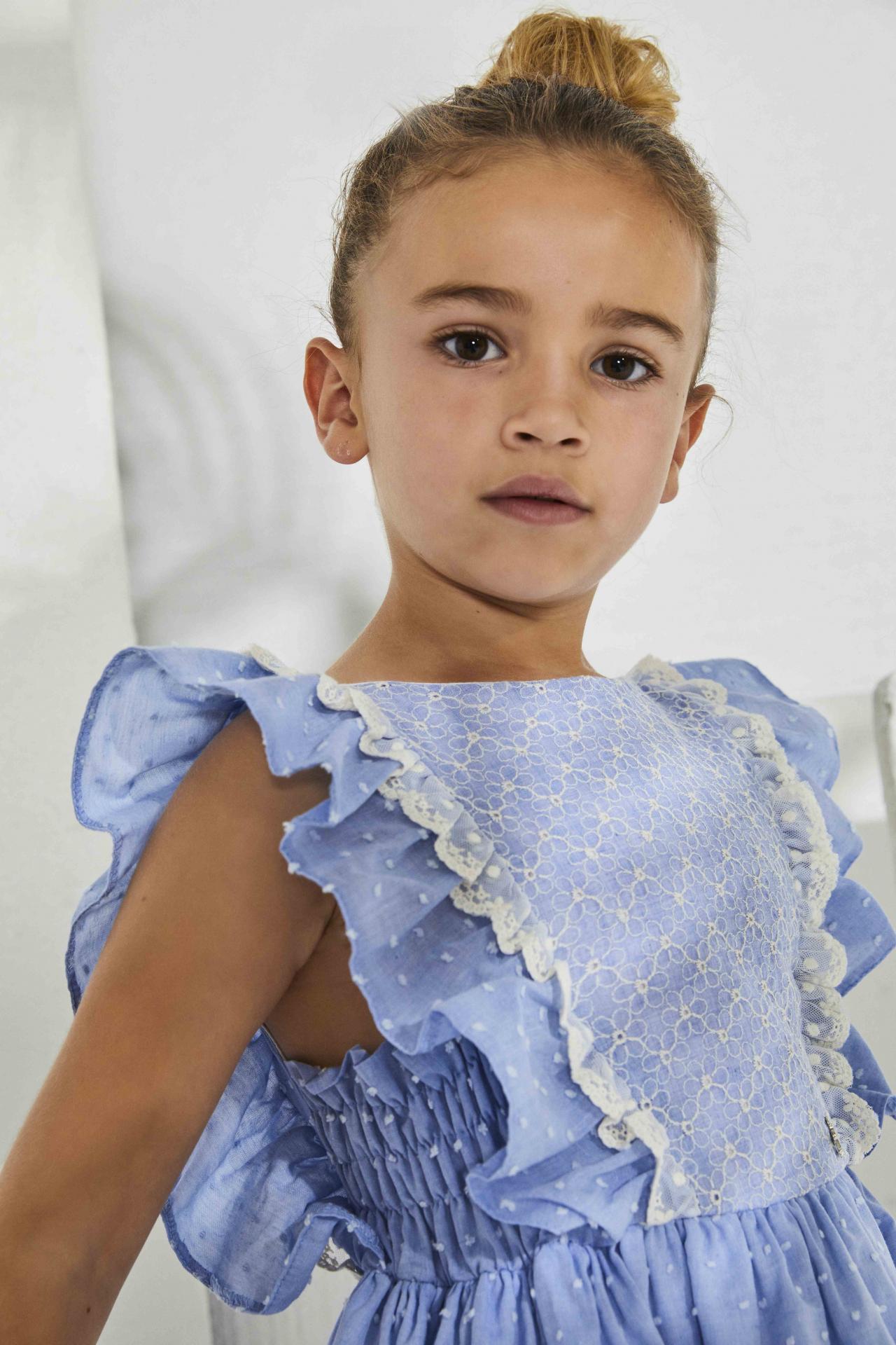 Nekenia Vestido Infantil Plumeti Celeste Volante Bordado Floral Cuerpo Gomas Botones Espalda 2321818