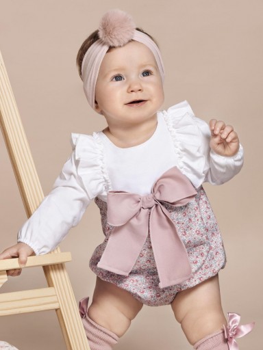 Juliana Vistiendo Bebés Pelele Flores Lazo "Danza" 25640 Maquillaje