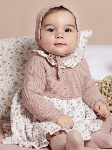 Juliana Vistiendo Bebés Jesusito Braguita y Gorro Cuerpo Punto Rosa Empolvado Estampado Flores "Arte" 25673 Rosa Empolvado