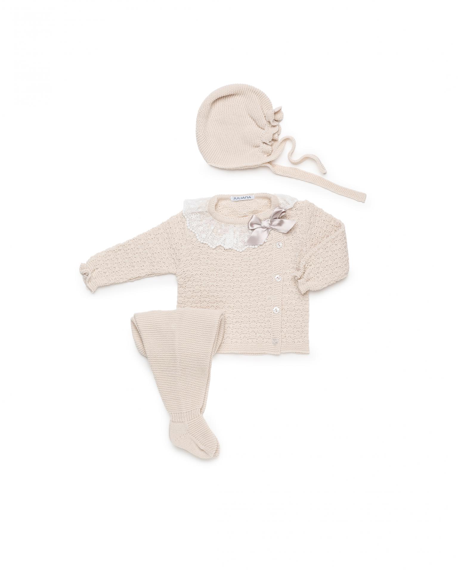 Juliana Vistiendo Bebés Conjunto Punto Polaina 3P Jersey Beige Botonadura lateral Volante Puntilla Lazada y Gorro "Calma" 26551
