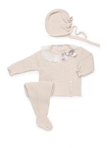 Juliana Vistiendo Bebés Conjunto Punto Polaina 3P Jersey Beige Botonadura lateral Volante Puntilla Lazada y Gorro "Calma" 26551 [0]