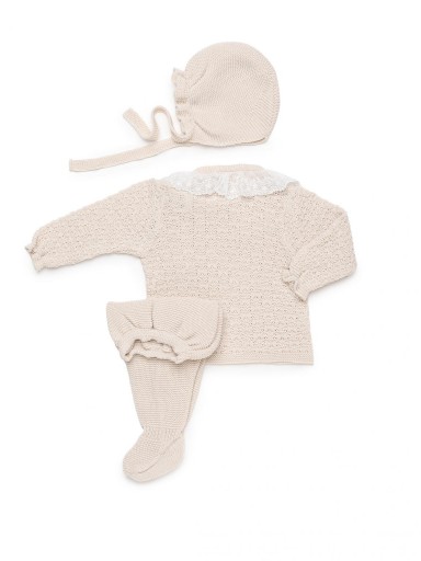 Juliana Vistiendo Bebés Conjunto Punto Polaina 3P Jersey Beige Botonadura lateral Volante Puntilla Lazada y Gorro "Calma" 26551 [1]