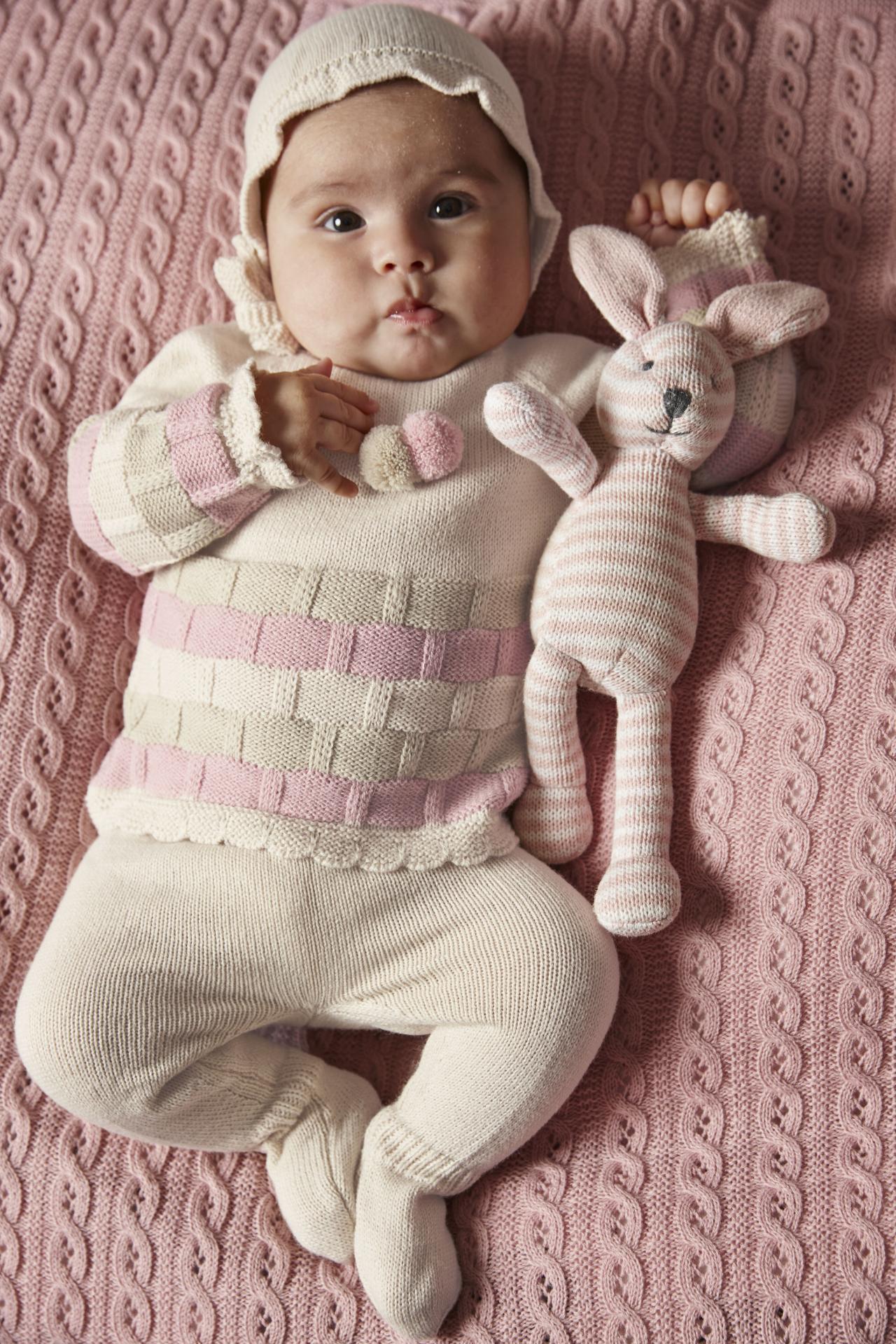 Juliana Vistiendo Bebés Conjunto Punto Polaina 3P Jersey Rosa Beige Pompones y Gorro "Calma" 26556