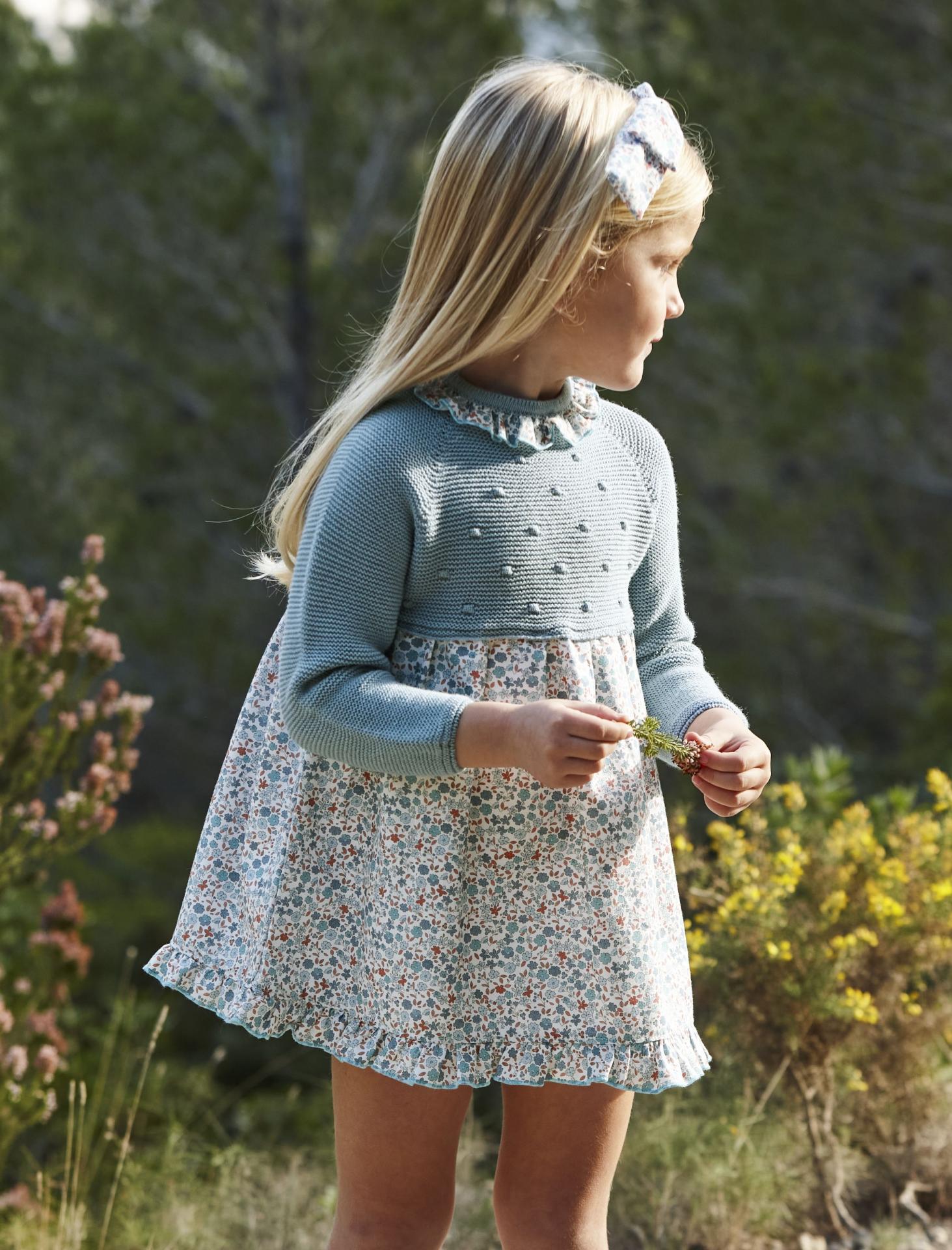 Juliana Vistiendo Bebés Vestido Cuerpo Punto Azul Falda Estampada Flores Azul Volante Cuello "Aura" 26655