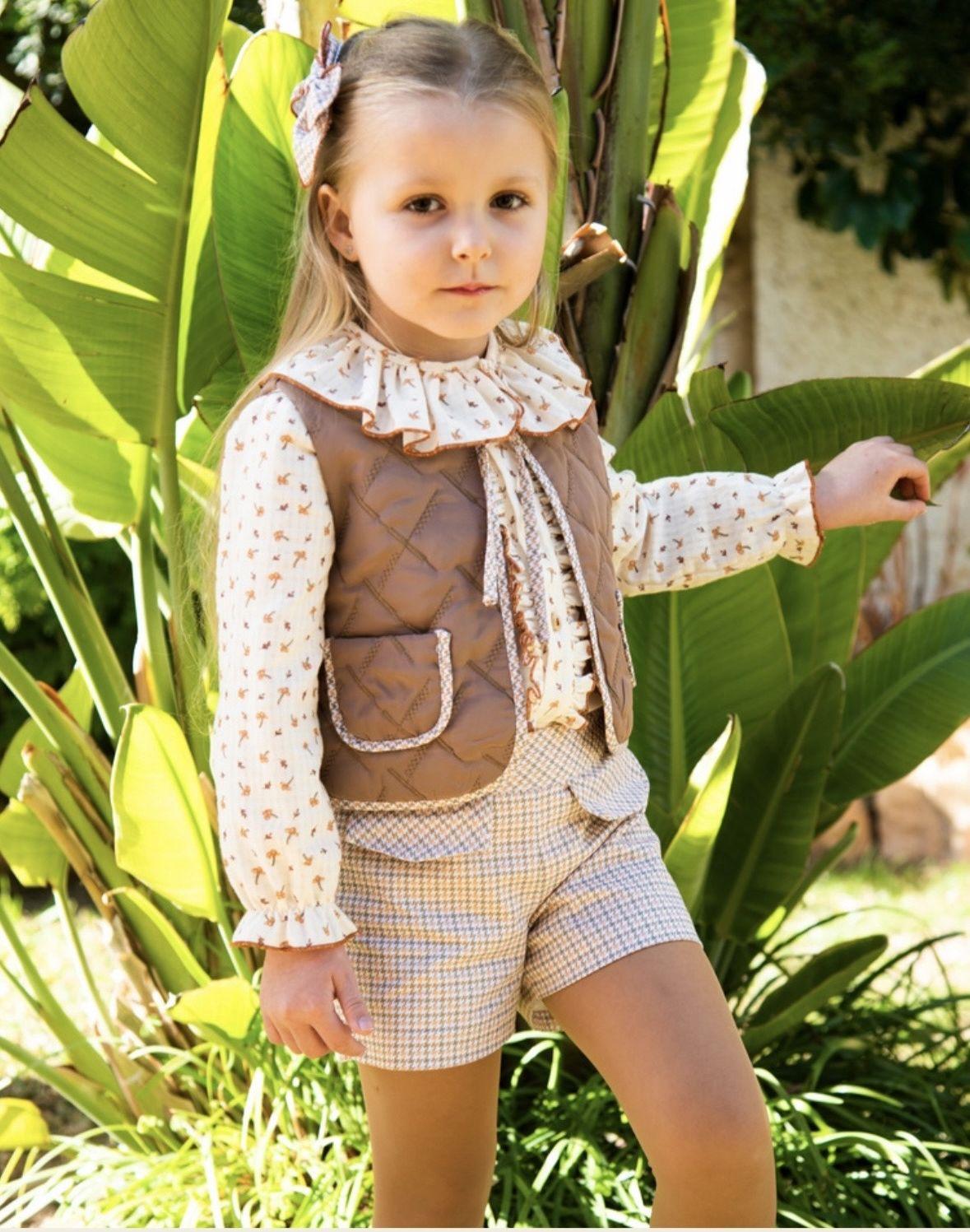 Daniesty Conjunto infantil Camisa Estampada, Short Cuadros Chaleco Camel 005