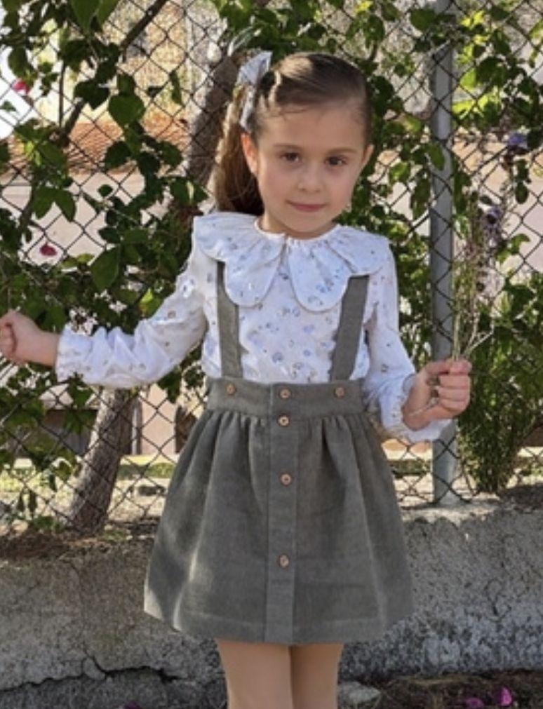 Daniesty Conjunto Camisa Blanca Estampada Falda con Tirantes Paño Gris Tirantes 040