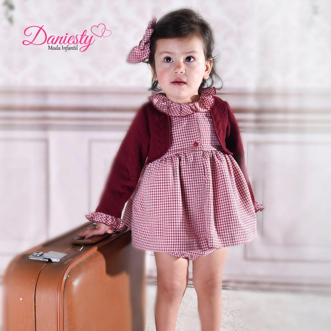 Daniesty Jesusito Braguita y Vestido Cuadro Vichy Mangas granate Familia Belen 021