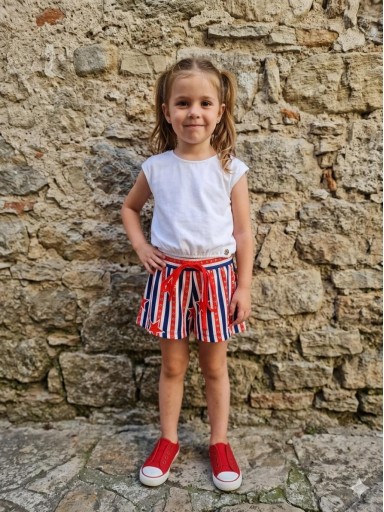 Vera by Nekenia Conjunto Infantil Camiseta Blanca Pantalon Rayas Azules Rojas 24VV40 [0]