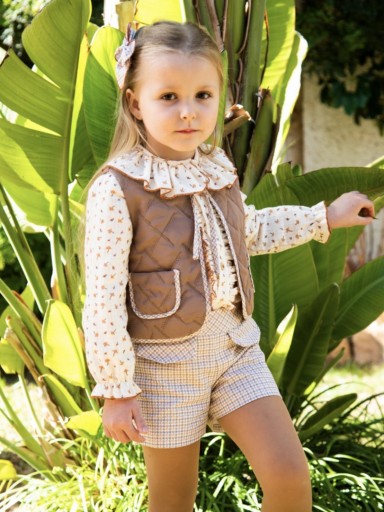Daniesty Conjunto infantil Camisa Estampada, Short Cuadros Chaleco Camel 005