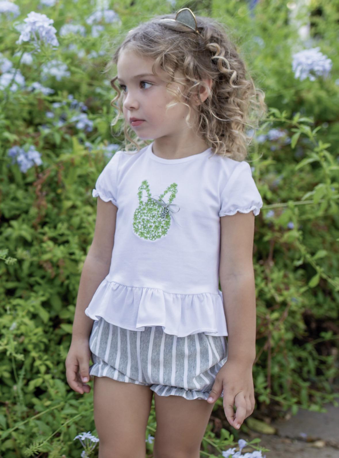 Nekenia Conjunto Bebé Camiseta Volante Bordado Verde Pantalón Rayas Corto Gris 22VC06