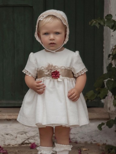 Miranda vestido bebe con capota y braguita beige detalles crudo aplicacion floral rojo "Orion" 0128/VBG