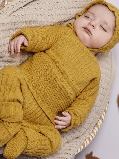 Juliana Vistiendo Bebés Conjunto Jersey, Pantalón y Gorro Punto Liso Canesú Bodoques "Destello" 25568 Mostaza [1]
