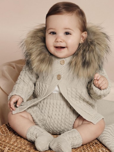 Juliana Vistiendo Bebés Peto Trenzas con Chaqueta y Botas Niña "Acorde" 25610 Beig