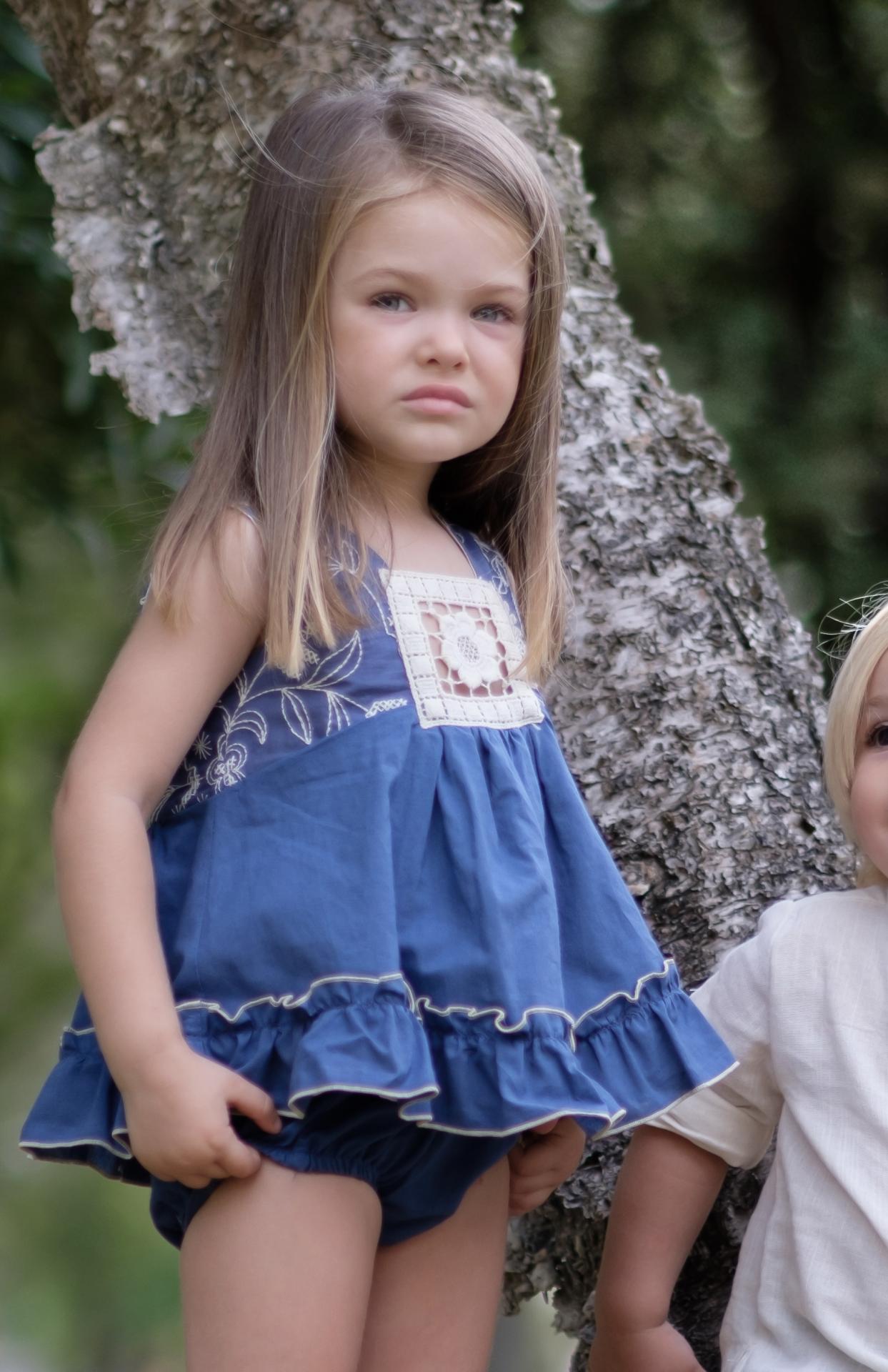 Nekenia Vestido Bebé Vuelo Volante Popelín Azulón Aplicación Floral con Braguita 2421012