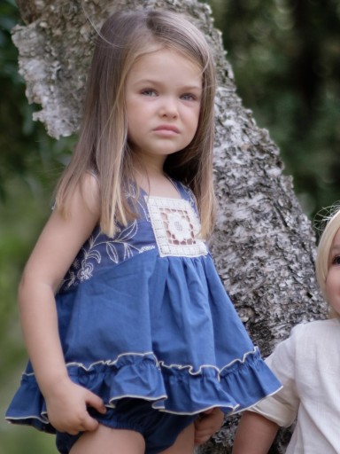 Nekenia Vestido Bebé Vuelo Volante Popelín Azulón Aplicación Floral con Braguita 2421012