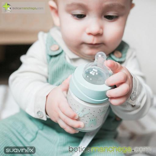 Biberón PREMIUM +0M Suavinex Colección Hygge Baby Modelo Conejitos Verde Empolvado, Tetina Redonda 3 Posiciones Silicona, 150 ml [1]