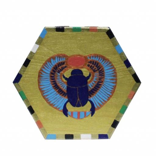 Caja de madera con escarabajo egipcio