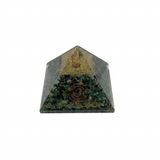 Pirámide de Orgonite de Esmeralda de 9 x 9 cm