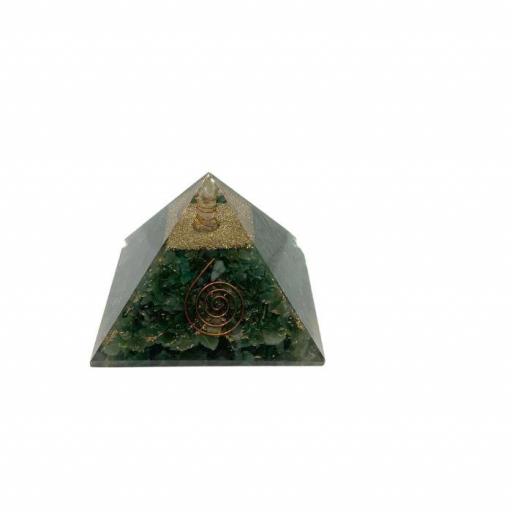 Pirámide de Orgonite y Cuarzo Verde de 9 x 9 cm