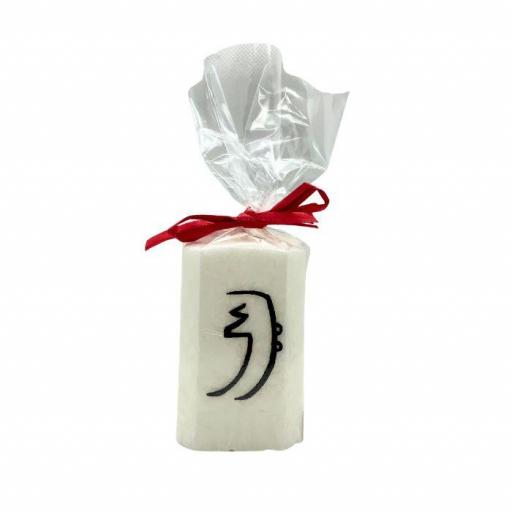 Vela artesanal con símbolo Sei He Ki