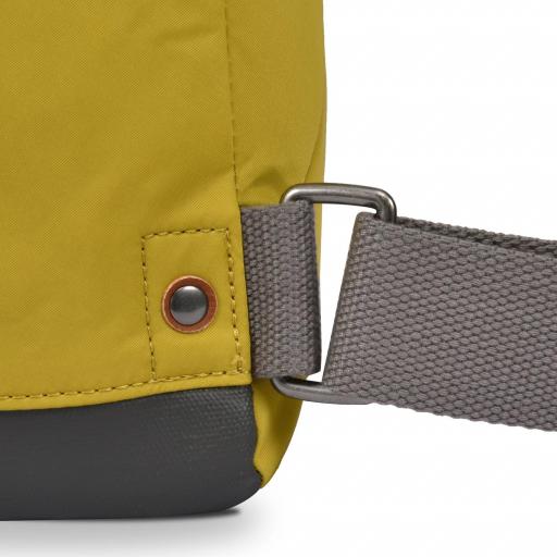 Mochila roka london pequeña bantry b mostaza BAN B S PEA [3]